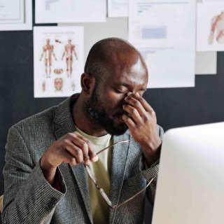 L’hyper-contrôle mental se manifeste par une anticipation constante, une difficulté à déléguer et une peur de l’erreur. Comprendre cette distinction aide à sortir de la culpabilité. Dr Jean-Victor Belmère