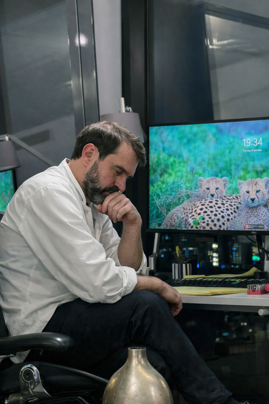 Inviter quelqu’un en hyper-contrôle à « se détendre » reste souvent vain : pour son système nerveux, diminuer la vigilance signifie s’exposer. Tant que la sensation de sécurité interne n’est pas solidement établie, le besoin de maîtrise persiste. L’hypnothérapie clinique intervient précisément sur ces circuits neuro-physiologiques afin de rendre possible un apaisement réel, stable et durable. Dr Jean-Victor Belmère 